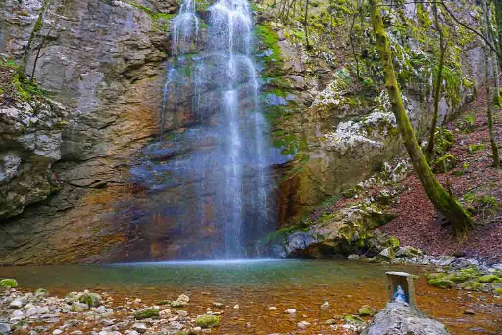 Banina Waterfall: a hidden oasis for the slow wanderer