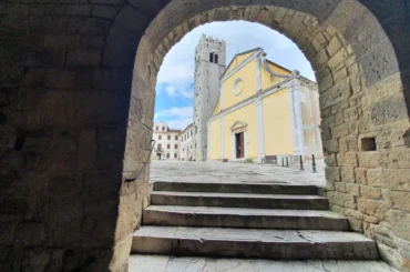Motovun, St.Stephen Church seen from the streets. Photo credit Zdravko R.,
